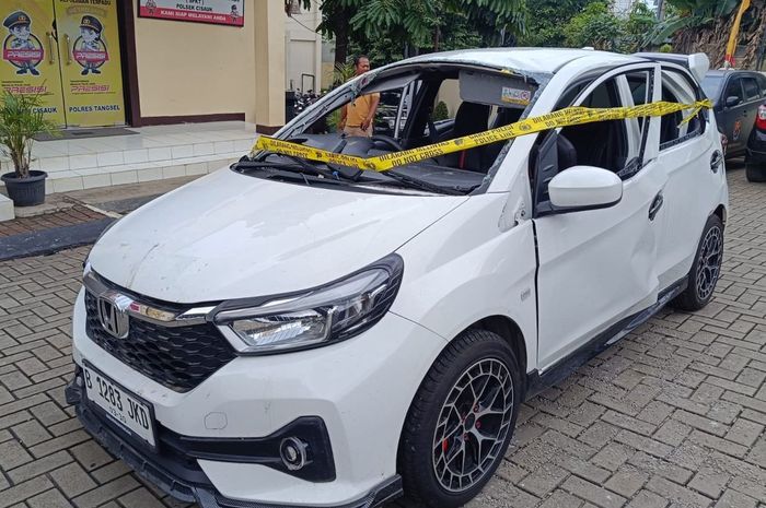Honda Brio yang meledak saat pengemudi menyalakan korek api untuk merokok usai membersihkan AC menggunakan cairan pembersih di jalan raya Serpong-Rumpin, desa Suradita, Cisauk, kabupaten Tangerang, Banten.