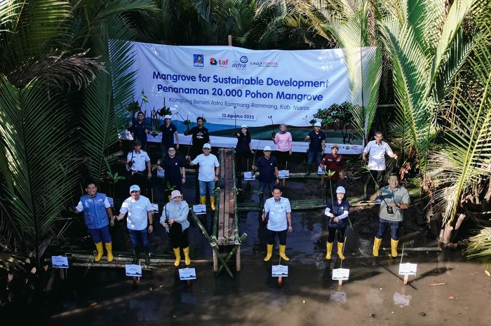 Astra Group melalui sinergi antara ACC, TAF, Asuransi Astra dengan Kalla Toyota tanam 20.000 bibit Mangrove di Kampung Berseri Astra (KBA) Rammang-Rammang, Kabupaten Maros, Sulawesi Selatan, (13/8)