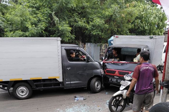 Tabrakan antara Daihatsu Gran Max boks dan Mitsubishi L300 boks di Jl Aria Putra, Serua, Ciputat, kota Tangerang Selatan akibat hewan berbulu lebat