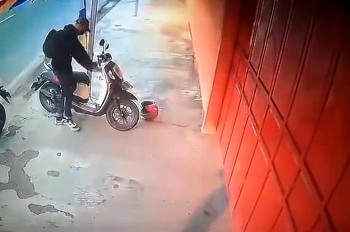 Pelaku coba bobol Honda Scoopy