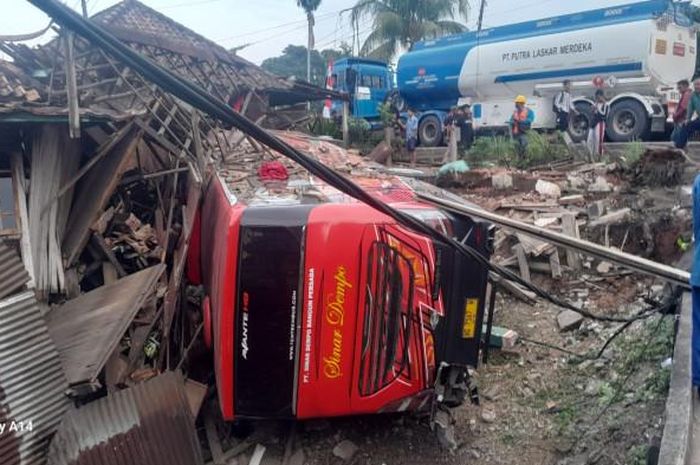 Bus Sinar Dempo bikin rumah warga di Muara Enim amburadul. Begini kronologinya
