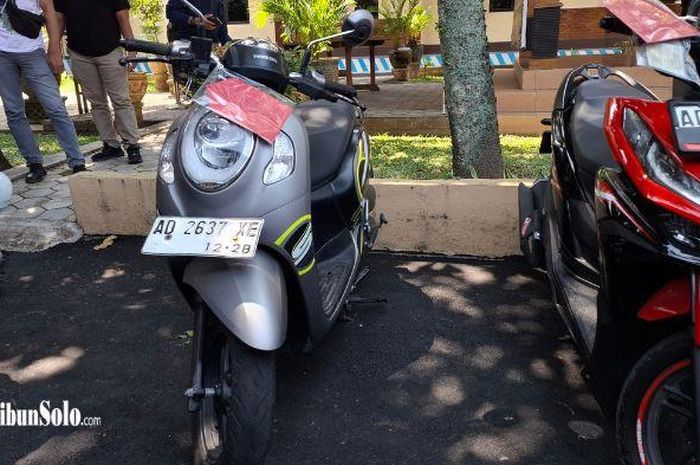 Honda Scoopy penjual es teh kandas kena tipu muslihat pelaku bermodus resleting rusak