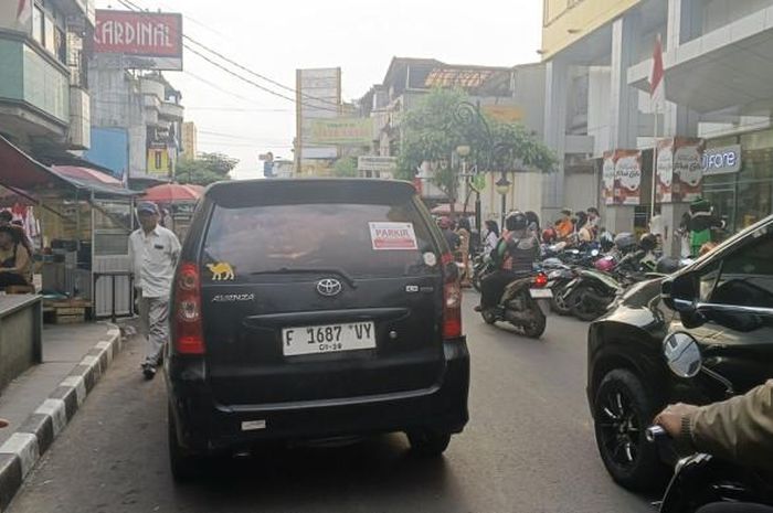 Toyota Avanza terparkir di pinggir jalan bikin warga jengkel. Ini gara-garanya