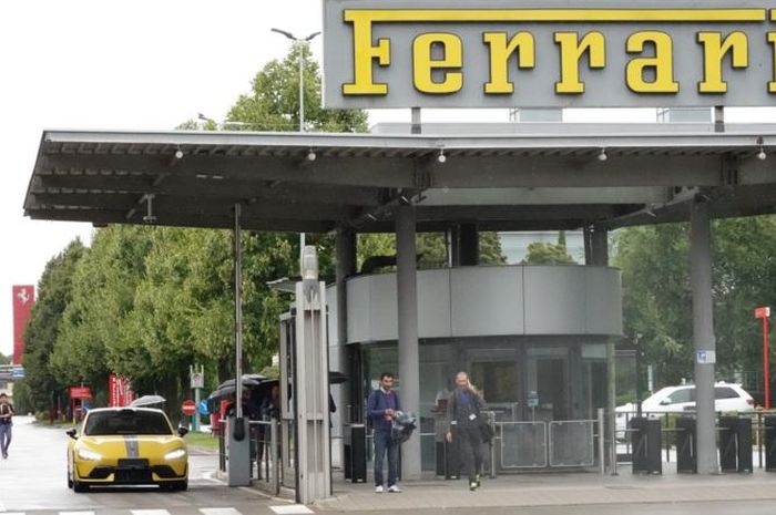 mobil listrik Xiaomi SU7 Ultra terpantau nongol di markas Ferrari