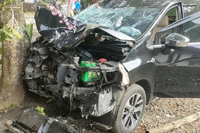 Mitsubishi Xpander  dibawa pelajar asal Majalengka terjang enam motor di Banyumas dan renggut dua nyawa