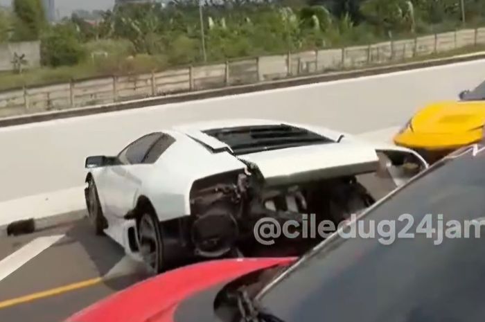 Lamborghini Aventador ringsek dalam kecelakaan di Tol Kunciran