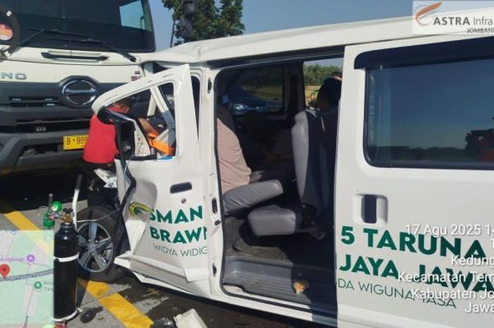 Daihatsu Gran Max terkoyak hebat di Tol jombang usai sasak truk boks muatan 4 ton