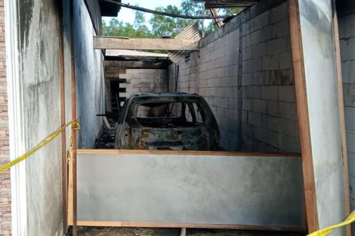 Toyota Avanza ludes dibakar orang tak dikenal saat terparkir di garasi