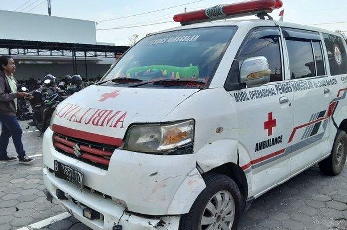 Ambulans basis Suzuki APV yang oleng mengobrak-abrik emperan pasar Bayat, Klaten, Jawa Tengah