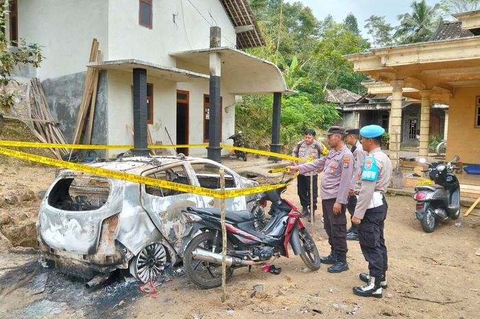 Polisi amankan TKP pembakaran Daihatsu Ayla milik Kades Wonokerto, Suruh, Trenggalek oleh orang kebal hukum