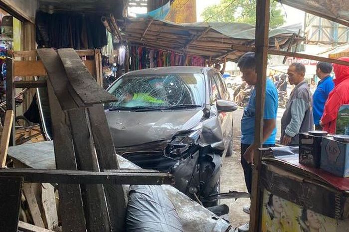 Toyota Calya dikemudikan ibu-ibu inisial AA (55) tabrak tiga kendaraan dan lapak dagangan di Jalan Tipar Gede Sukabumi, Jawa Barat