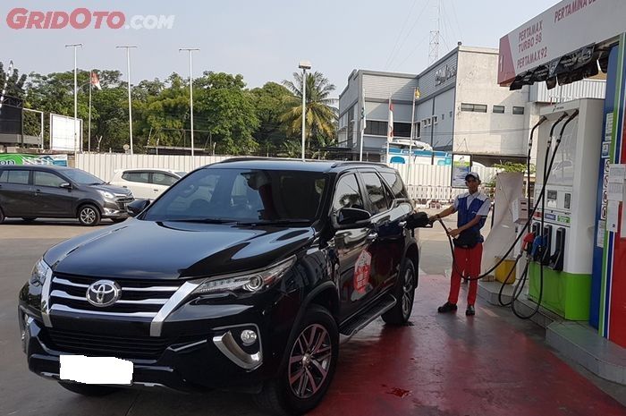 Ilustrasi mobil diesel Toyota Fortuner isi BBM di SPBU