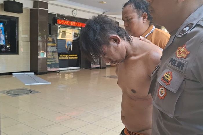 Arifin, pelaku maling motor yang digebuki dan diinjak-injak warga bersama aparat saat acara gerak jalan di desa Jatisari, Tempeh, Lumajang