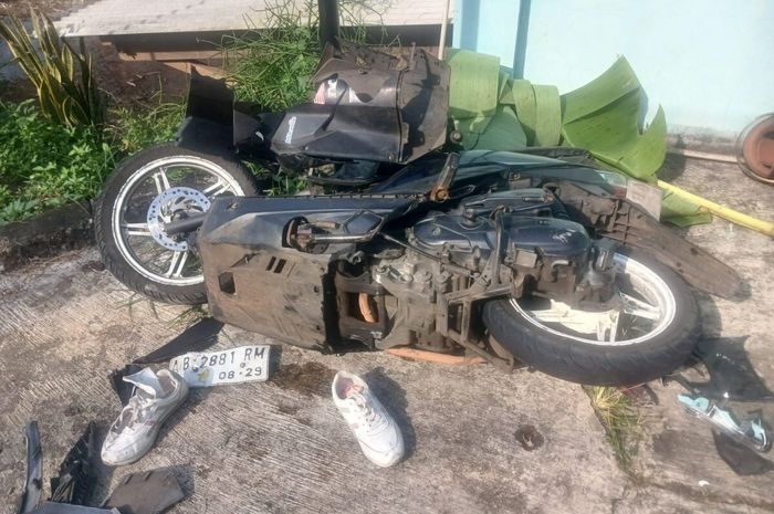 Kondisi Honda BeAT pasca ditabrak truk di jalan raya Jogja-Wonosari KM 21, padukuhan Karangsari, Nglanggeran, Patuk, Gunungkidul, Yogyakarta, sasis melengkung, bodi hancur, pengendara tewas