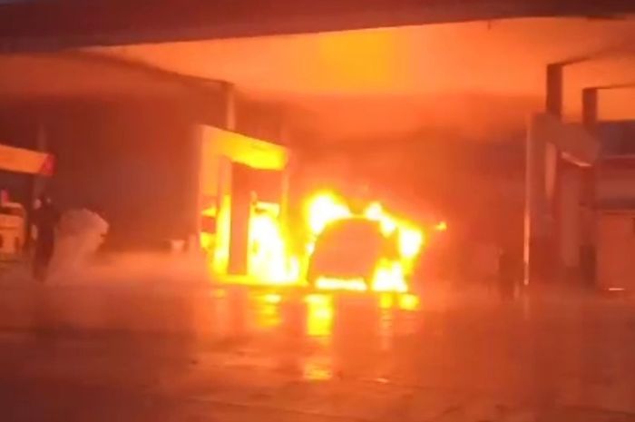 Daihatsu Gran Max terbakar hebat di tepat di tengah SPBU Mandirancan, Kuningan, Jawa Barat