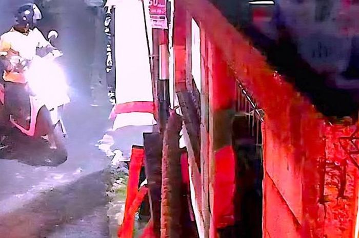 Viral aksi pencurian Honda Scoopy di Cibubur, Jaktim. Pelaku andalkan cairan ini untuk bobol gembok rumah korban