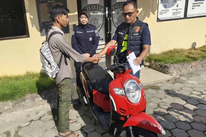 Kasatreskrim Polres Polres Bangkalan, AKP Hafid Dian Maulidi serahkan Honda Scoopy ke mahasiswa UTM yang sempat hilang saat fokus kuliah online di cucian motor teman