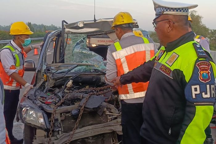 Wuling Confero pasca menancap di kolong truk tronton di KM 686+000/A tol Jombang-Mojokerto, Jawa Timur