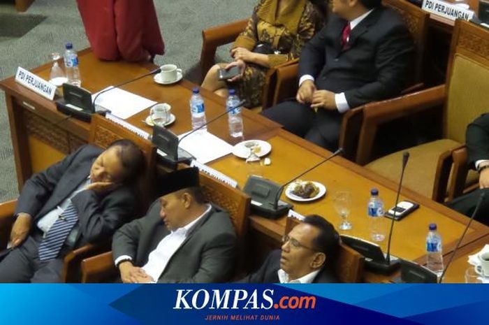 Total gaji dan tunjangan anggota DPR RI 2025 ini disebut lebih dari Rp 100 juta. Termasuk tunjangan beras dan rumah dan kredit mobil