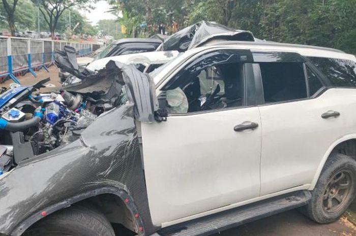 Kondisi Toyota Fortuner yang kecelakaan menghantam truk trailer hingga menancap di kolong tepat di jalan raya Serpong, Tangerang Selatan