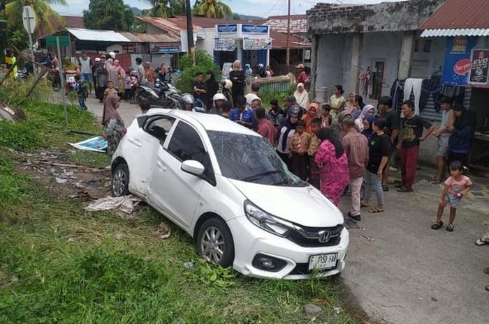 Brio berisi 7 siswi SMA ringsek usai dihantam kereta api. Dua orang meninggal dunia