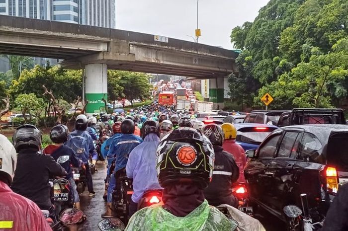Kemacetan parah hampir terjadi setiap hari di Jalan TB Simatupang, Jakarta Selatan.