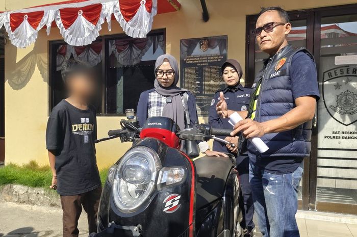 Kasatreskrim Polres Bangkalan, AKP Hafid Dian Maulidi serahkan Honda Scoopy milik siswa SMP yang dibegal pada awal Agustus 2025 kemarin