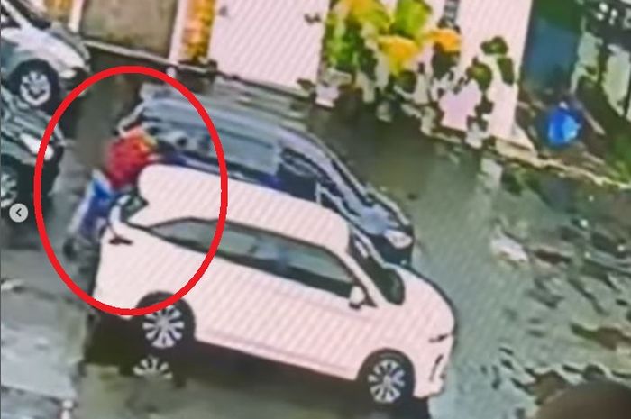 Dalam lingkaran merah, detik-detik Kepala Cabang Pembantu Bank BRI Cempaka Putih, MIP (37) diculik dan dibunuh di parkiran supermarket Pasar Rebo, Jakarta Timur, (19/8/25)