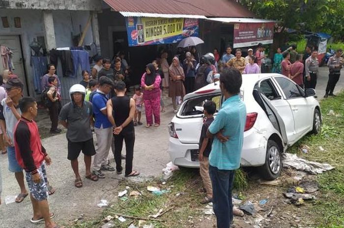 Kondisi honda Brio yang tertabrak kereta api di Padang dan renggut anak Kapolres