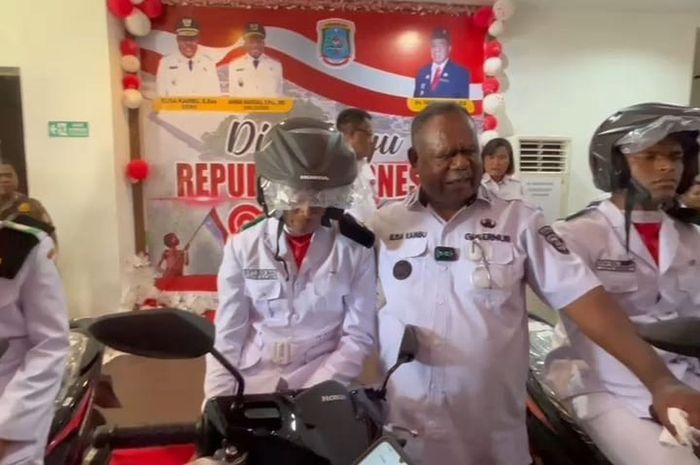 Gubernur Papua Barat Daya serahkan hadiah Honda BeAT dari Kementerian Hukum ke tiga anggota Paskibraka karena aksi heroik