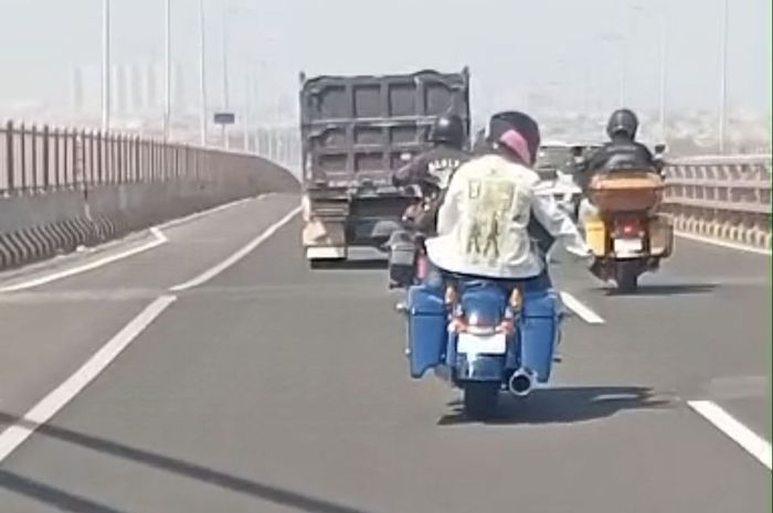 Tiga bikers motor gede (moge) yang melewati jalur mobil di jembatan Suramadu, Jawa Timur