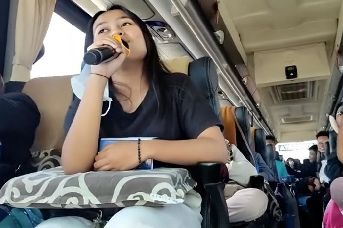 Ilustrasi, karaoke di bus selama perjalanan