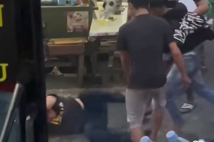 Potongan video seorang calo di Terminal Bungurasih Sidoarjo dikeroyok penumpang, Kamis (21/8/2025).