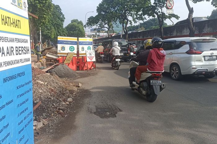Salah satu contoh proyek galian pipa air biang kemacetan di Jalan TB Simatupang, Jakarta Selatan