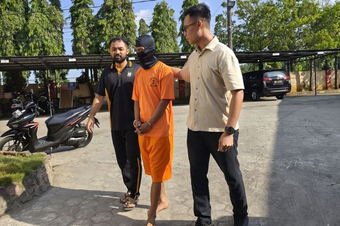 Asmad (32) berbaju tahanan oranye yang ditangkap karena jadi penadah motor curian dan hasil begal di Pamekasan, Madura, Jawa Timur