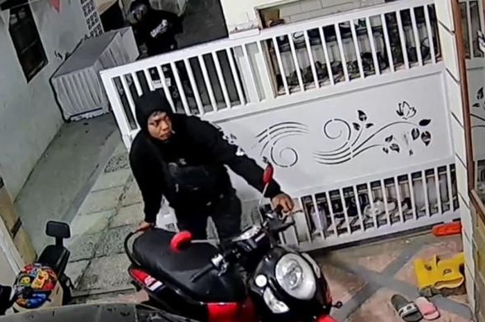 Honda Scoopy milik anggota TNI dicuri meski diparkir di dalam garasi.