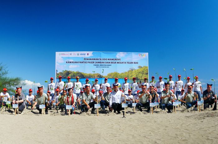 Yayasan Astra Honda Motor (AHM) tanam ribuan mangrove di pantai