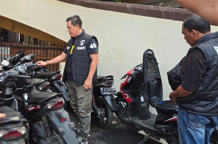 Barang bukti motor-motor hasil curian yang disembunyikan di kontrakan kelurahan Rambutan, Ciracas, Jakarta Timur