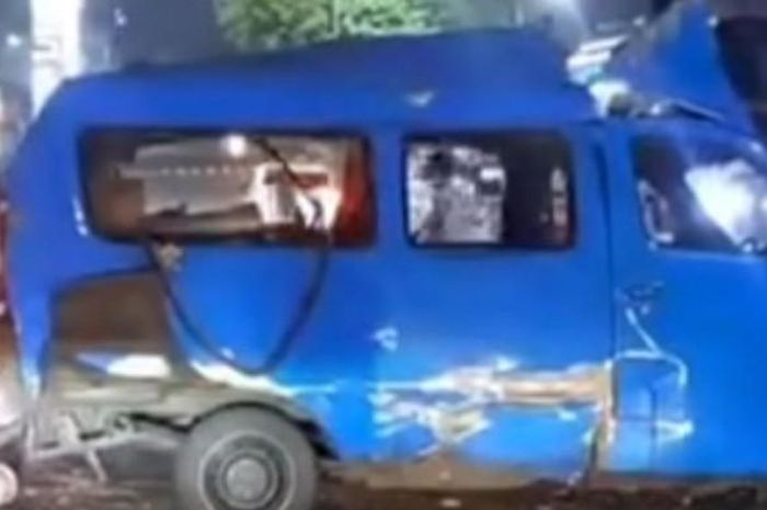 Sebuah angkot meledak hingga bikin atap terkoyak dan bodi babak belur