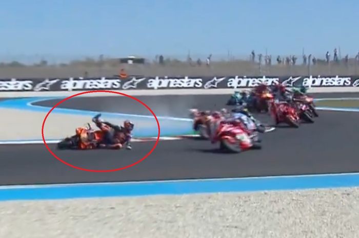 Enea Bastianini meluncur ke tengah lintasan setelah jatuh di tikungan 12 sirkuit Balaton Park