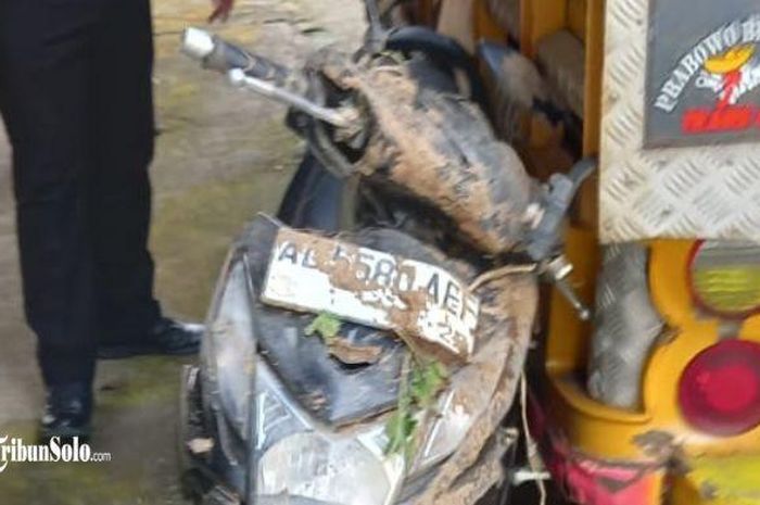 Honda BeAT dikendarai suami istri terjun bebas ke jurang dan sebabkan keduanya meninggal dunia