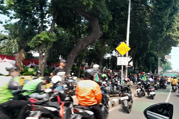 Situasi jalan yang ditutup akibat demo di DPR