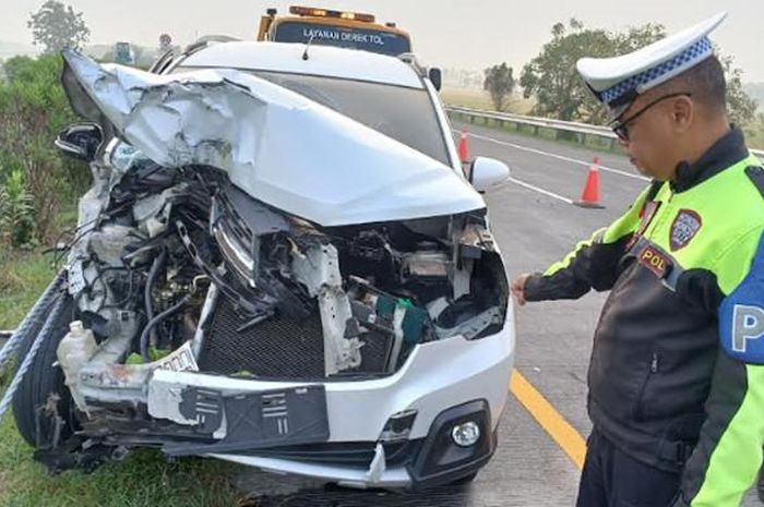 Suzuki XL7 , Panther dan Avanza terlibat kecelakaan beruntun di Tol jombang-Mjokerto