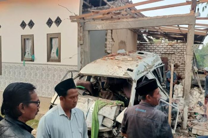 Mitsubishi L300 meledak misterius dan bikin rumah porak poranda. Polisi langsung datangi TKP