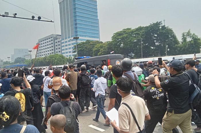 Massa demo depan gedung DPR RI serang mobil Polisi karena menahan sejumlah pelajar, (25/8/25)
