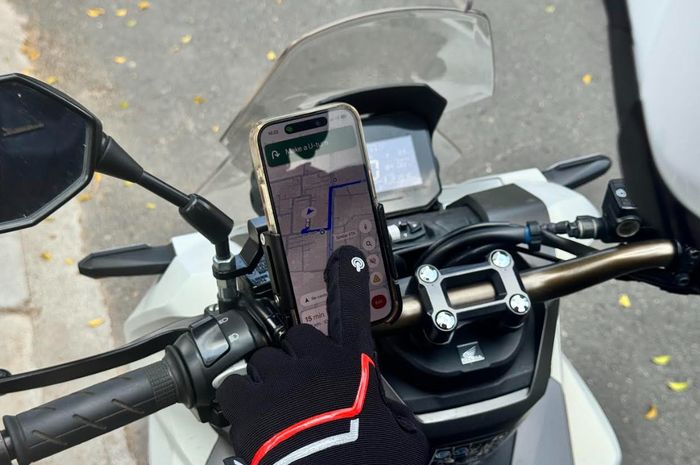 Ilustrasi menggunaan apilkasi navigasi saat berkendara