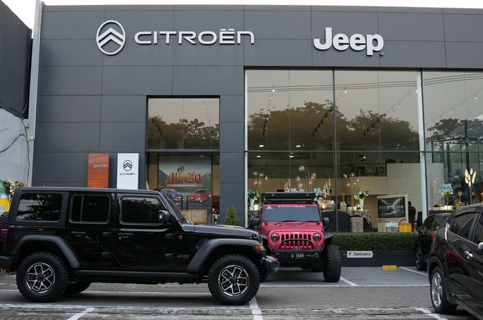 Stellantis Brand House Ahmad Yani, Surabaya yang menghadirkan Jeep dan Citro&euml;n dalam satu dealer