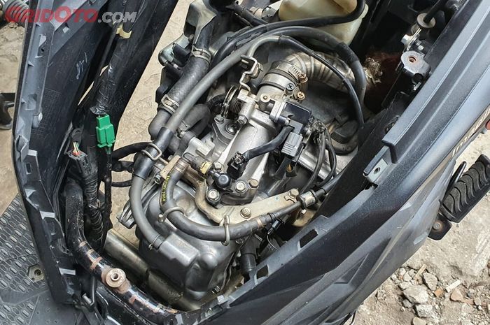 Ilustrasi mesin Honda Vario yang turun mesin akibat oli palsu 