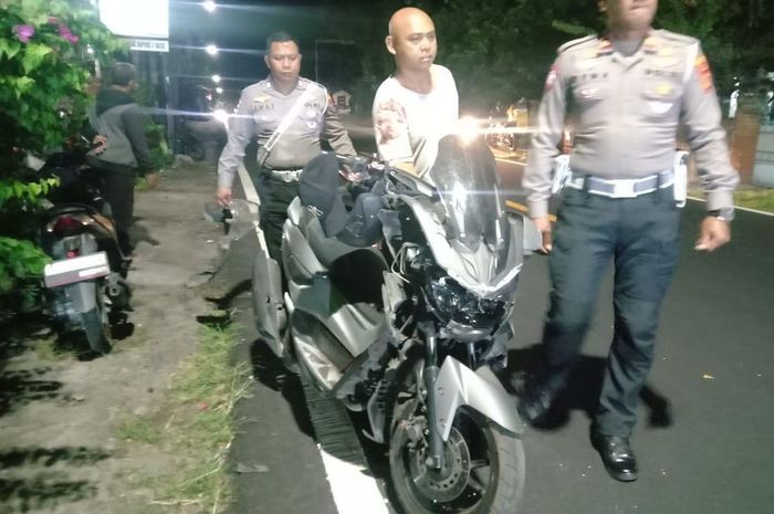Yamaha NMAX yang dikendarai polisi ringsek usai ditabrak truk merah yang kabur. Sopir masih diburu