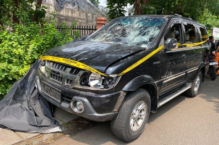 Kondisi Isuzu Panther Touring Lurah Manggarai Selatan, Muhammad Sidiq yang dirusak massa demo DPR, (25/8/25) kemarin